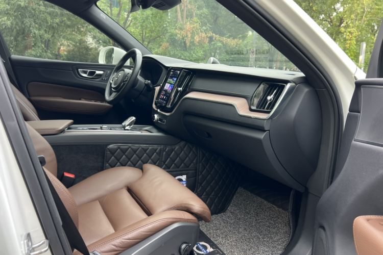 Used Volvo XC60 2022 B5 4x4 Smart Luxury Edition Right Front Seat