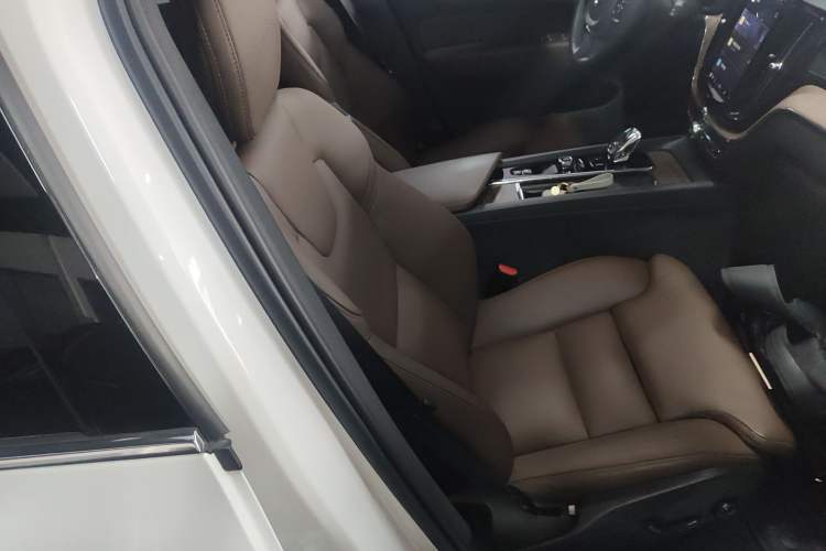 Used Volvo XC60 2022 B5 4x4 Smart Luxury Edition Right Front Seat