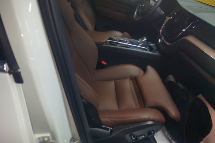 Used Volvo XC60 2022 B5 4x4 Smart Luxury Edition Right Front Seat
