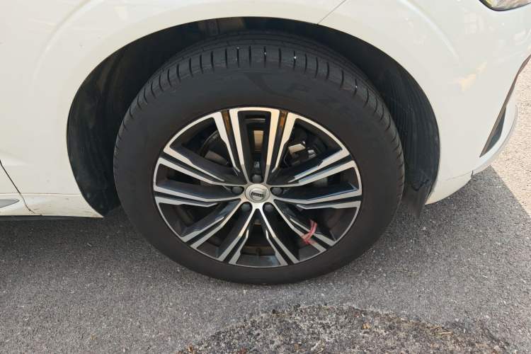 Used Volvo XC60 2022 B5 4x4 Smart Luxury Edition Right Front Wheel Hub