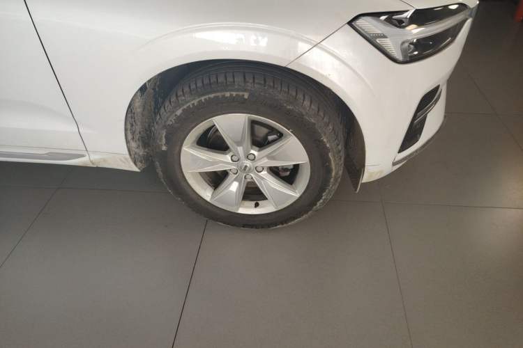 Used Volvo XC60 2022 B5 4x4 Zhiyi Luxury Edition Right Front Wheel Hub