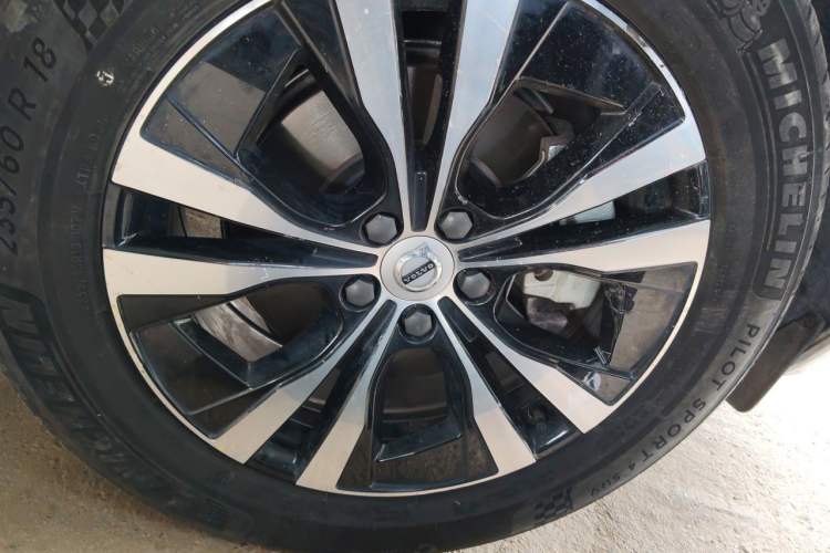 Used Volvo XC60 2022 B5 4x4 Zhiyi Luxury Edition Right Front Wheel Hub