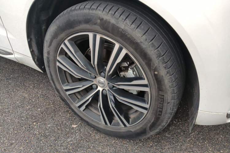 Used Volvo XC60 2022 B5 4x4 Smart Luxury Edition Right Front Wheel Hub