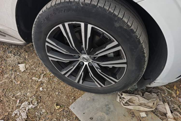 Used Volvo XC60 2022 B5 4x4 Smart Luxury Edition Right Front Wheel Hub