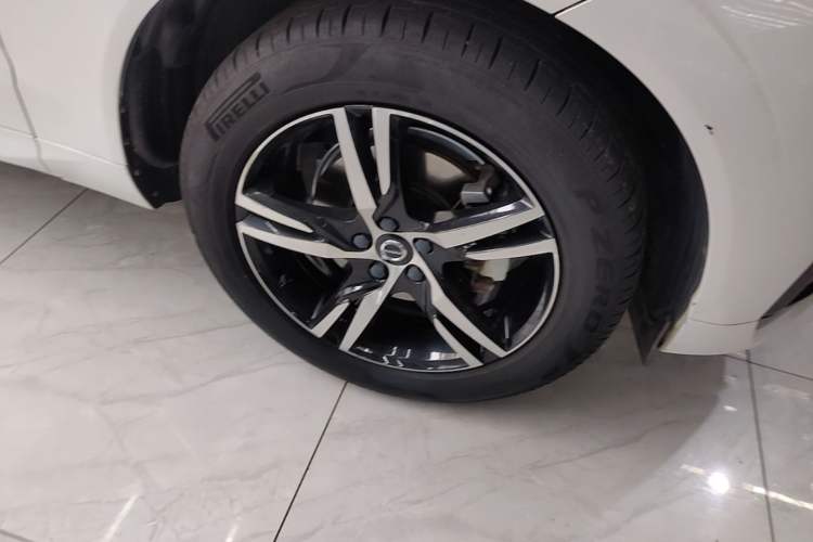 Used Volvo XC60 2022 B5 4x4 Smart & Advanced Sport Edition Right Front Wheel Hub