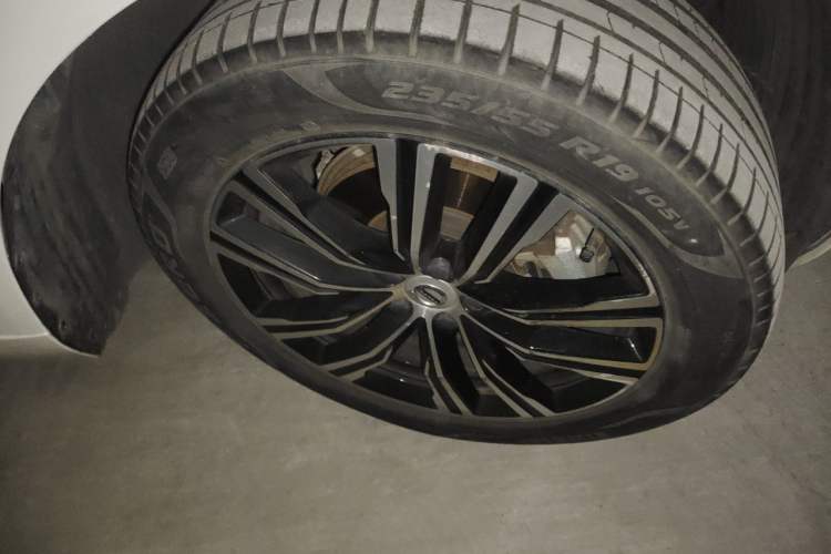 Used Volvo XC60 2022 B5 4x4 Smart Luxury Edition Right Front Wheel Hub