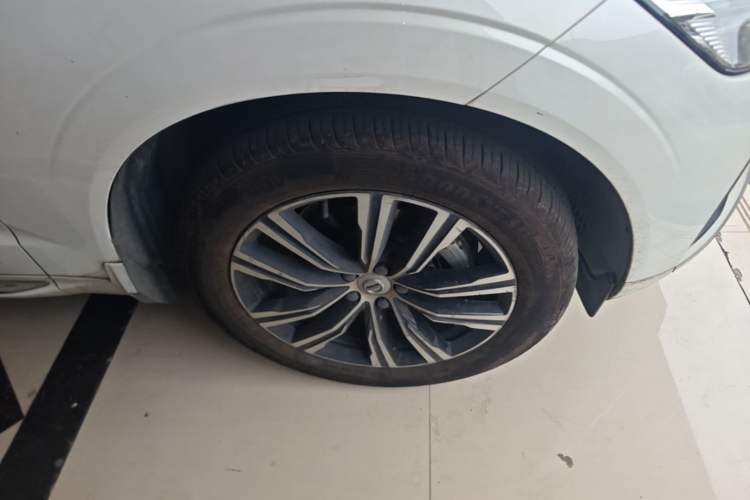 Used Volvo XC60 2022 B5 4x4 Smart Luxury Edition Right Front Wheel Hub