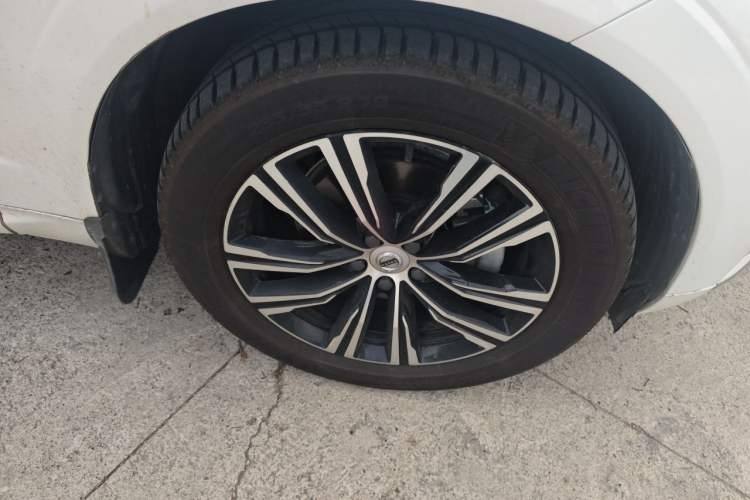 Used Volvo XC60 2022 B5 4x4 Smart Luxury Edition Right Front Wheel Hub