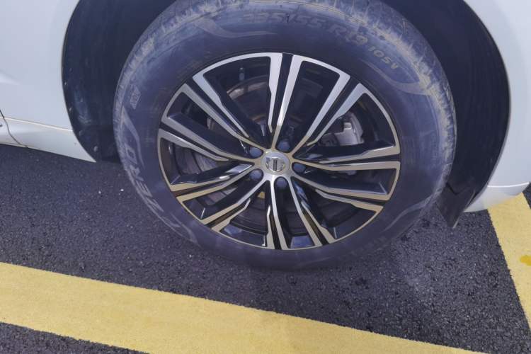 Used Volvo XC60 2022 B5 4x4 Smart Luxury Edition Right Front Wheel Hub