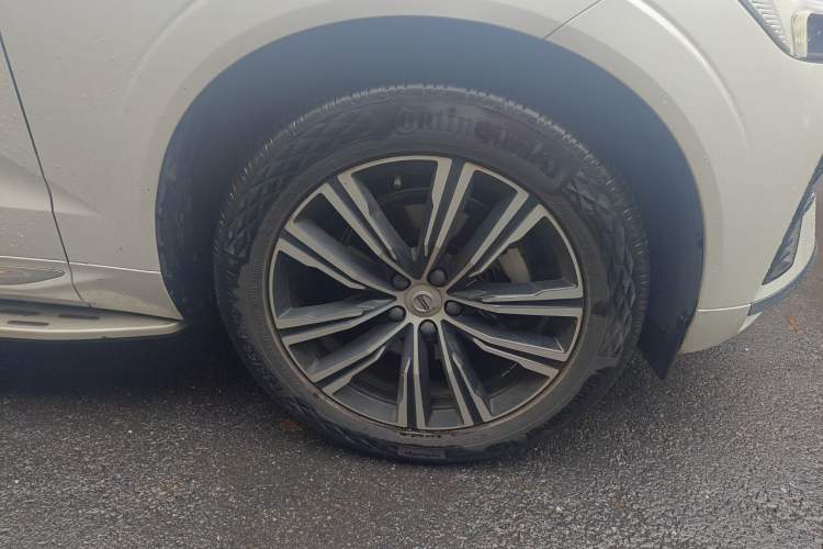 Used Volvo XC60 2022 B5 4x4 Smart Luxury Edition Right Front Wheel Hub
