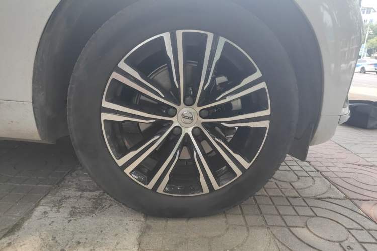 Used Volvo XC60 2022 B5 4x4 Smart Luxury Edition Right Front Wheel Hub