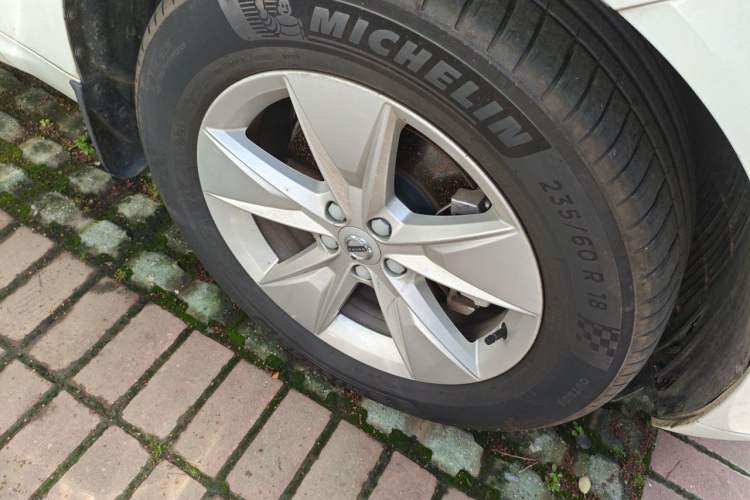 Used Volvo XC60 2022 B5 4x4 Zhiyi Luxury Edition Right Front Wheel Hub