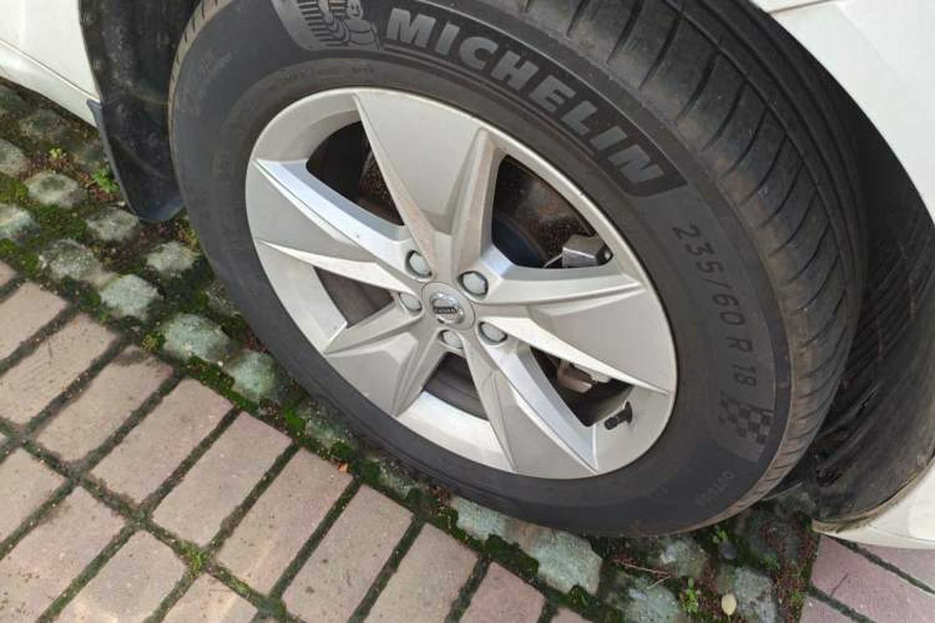 Used Volvo XC60 2022 B5 4x4 Zhiyi Luxury Edition Right Front Wheel Hub