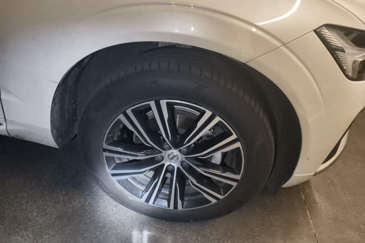 Used Volvo XC60 2022 B5 4x4 Smart Luxury Edition Right Front Wheel Hub