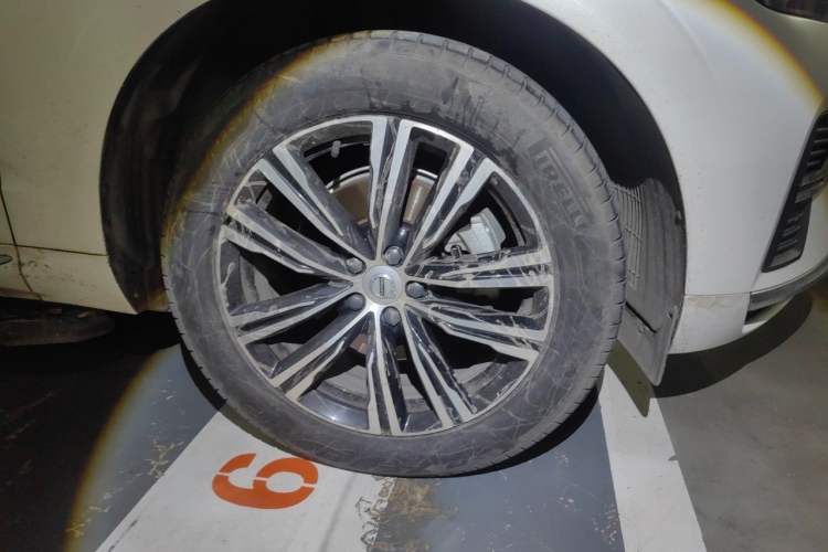Used Volvo XC60 2022 B5 4x4 Smart Luxury Edition Right Front Wheel Hub