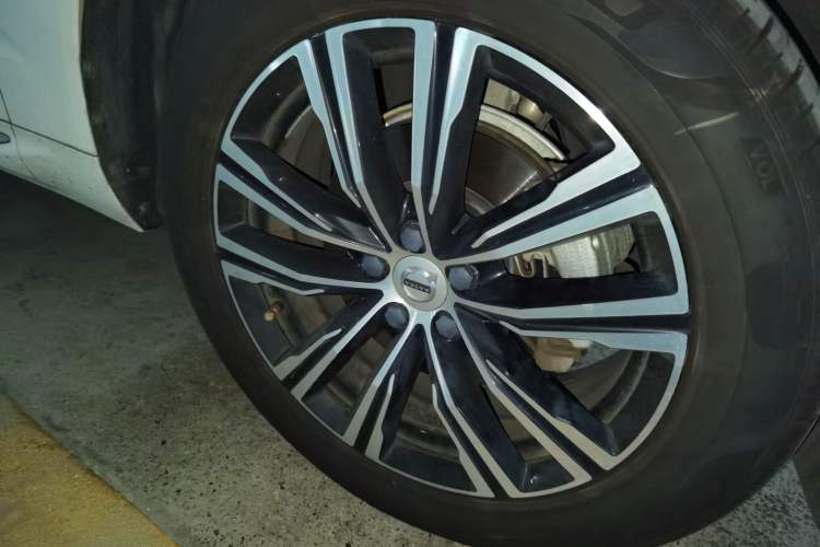 Used Volvo XC60 2022 B5 4x4 Smart Luxury Edition Right Front Wheel Hub
