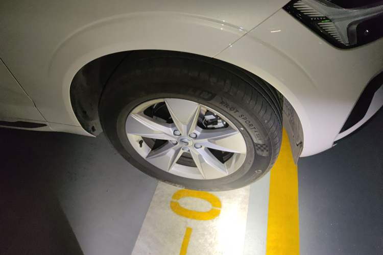 Used Volvo XC60 2022 B5 4x4 Zhiyi Luxury Edition Right Front Wheel Hub