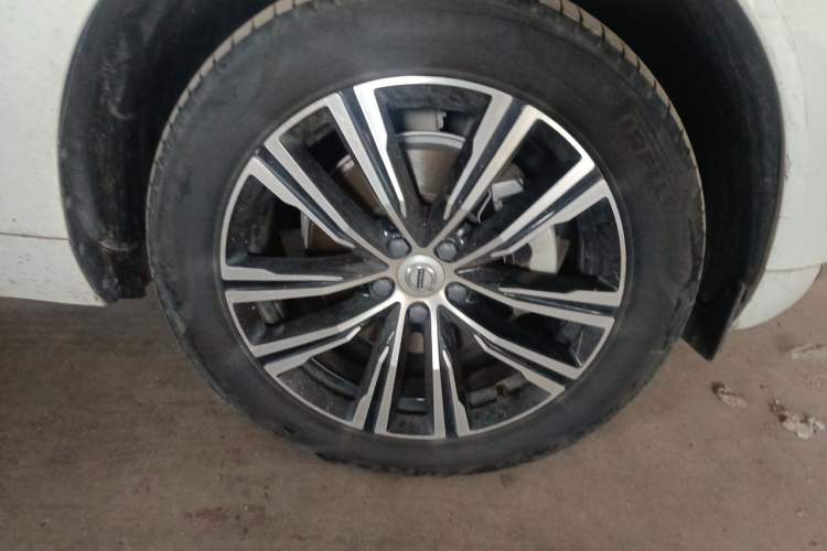 Used Volvo XC60 2022 B5 4x4 Smart Luxury Edition Right Front Wheel Hub