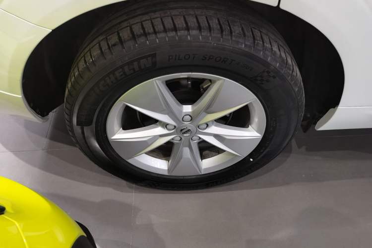 Used Volvo XC60 2022 B5 4x4 Zhiyi Luxury Edition Right Rear Wheel Hub