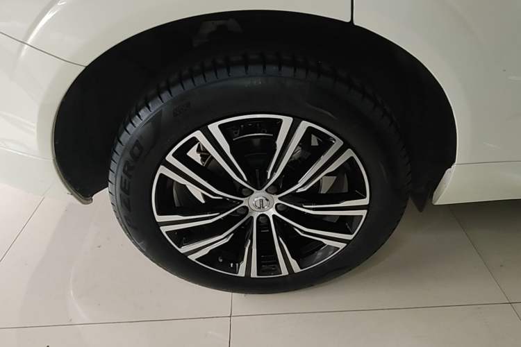 Used Volvo XC60 2022 B5 4x4 Smart Luxury Edition Right Rear Wheel Hub