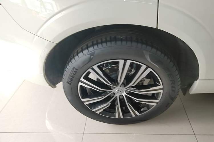Used Volvo XC60 2022 B5 4x4 Smart Luxury Edition Right Rear Wheel Hub