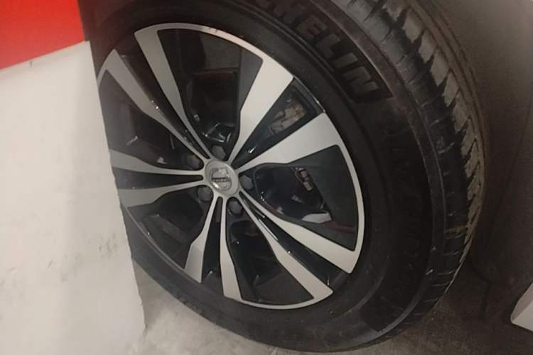 Used Volvo XC60 2022 B5 4x4 Zhiyi Luxury Edition Right Rear Wheel Hub