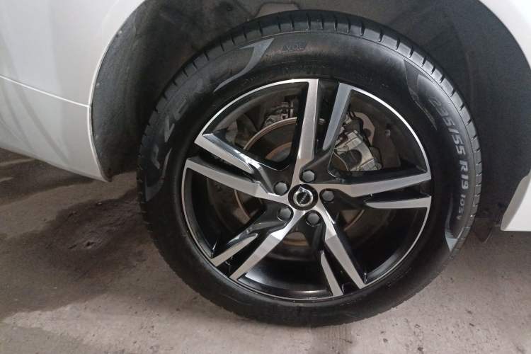 Used Volvo XC60 2022 B5 4x4 Smart & Advanced Sport Edition Right Rear Wheel Hub