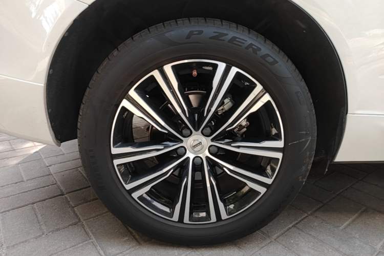 Used Volvo XC60 2022 B5 4x4 Smart Luxury Edition Right Rear Wheel Hub