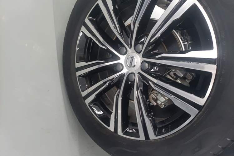 Used Volvo XC60 2022 B5 4x4 Smart Luxury Edition Right Rear Wheel Hub