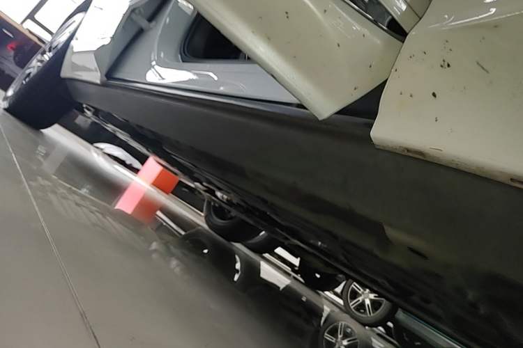 Used Volvo XC60 2022 B5 4x4 Smart Luxury Edition Right Side Sill
