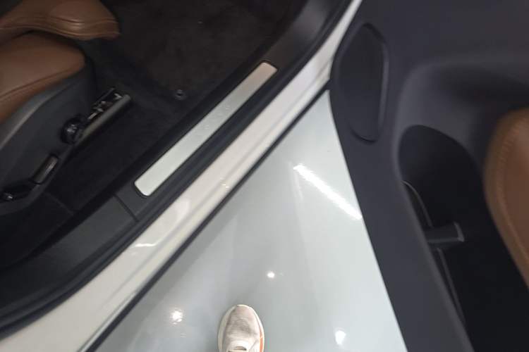 Used Volvo XC60 2022 B5 4x4 Smart Luxury Edition Right Side Sill