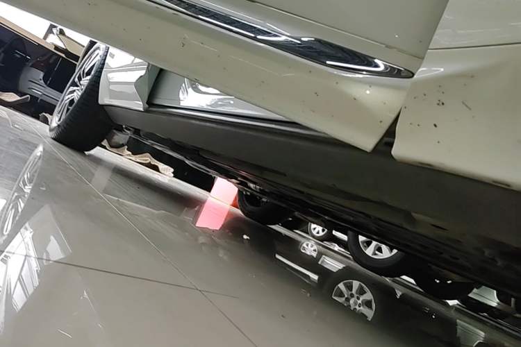 Used Volvo XC60 2022 B5 4x4 Smart Luxury Edition Right Side Sill