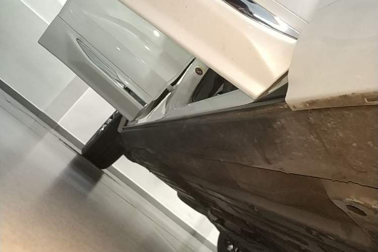 Used Volvo XC60 2022 B5 4x4 Smart Luxury Edition Right Side Sill