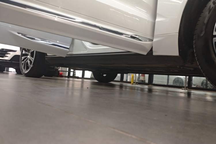 Used Volvo XC60 2022 B5 4x4 Smart Luxury Edition Right Side Sill
