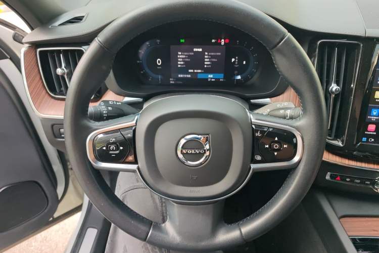 Used Volvo XC60 2022 B5 4x4 Smart Luxury Edition Steering Wheel