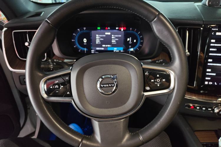 Used Volvo XC60 2022 B5 4x4 Smart Luxury Edition Steering Wheel