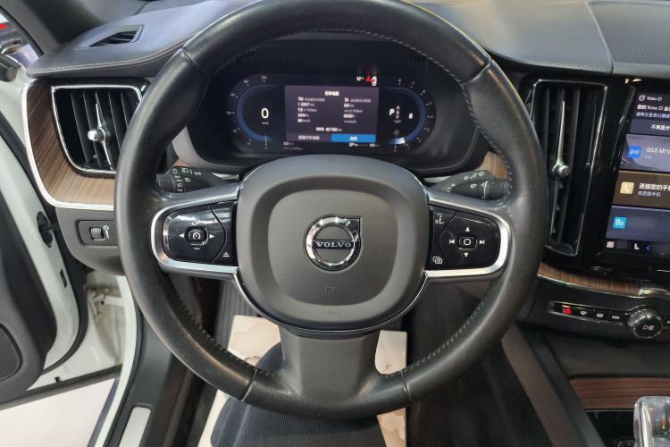 Used Volvo XC60 2022 B5 4x4 Smart Luxury Edition Steering Wheel