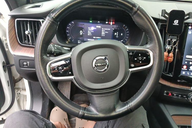 Used Volvo XC60 2022 B5 4x4 Smart Luxury Edition Steering Wheel