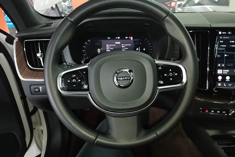 Used Volvo XC60 2022 B5 4x4 Smart Luxury Edition Steering Wheel
