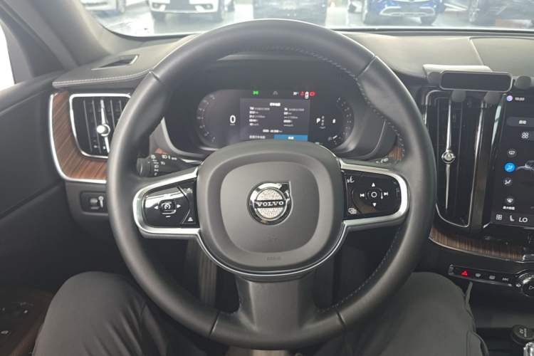 Used Volvo XC60 2022 B5 4x4 Smart Luxury Edition Steering Wheel