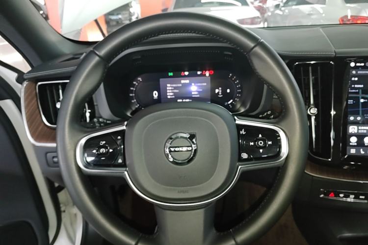 Used Volvo XC60 2022 B5 4x4 Smart Luxury Edition Steering Wheel