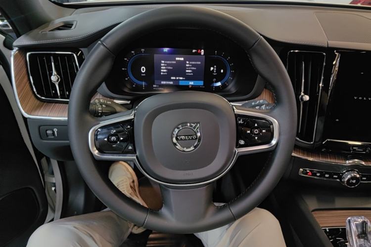 Used Volvo XC60 2022 B5 4x4 Smart Luxury Edition Steering Wheel