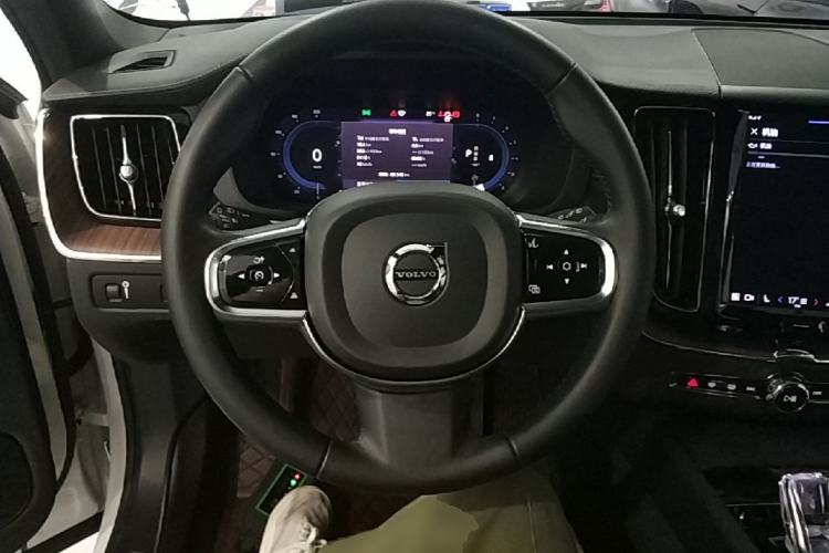 Used Volvo XC60 2022 B5 4x4 Smart Luxury Edition Steering Wheel