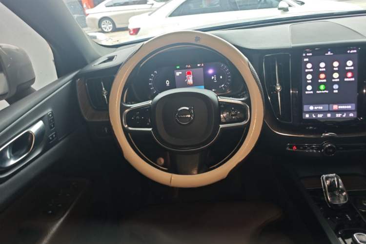 Used Volvo XC60 2022 B5 4x4 Smart Luxury Edition Steering Wheel