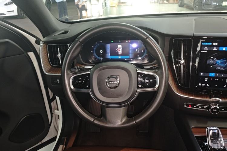 Used Volvo XC60 2022 B5 4x4 Smart Luxury Edition Steering Wheel