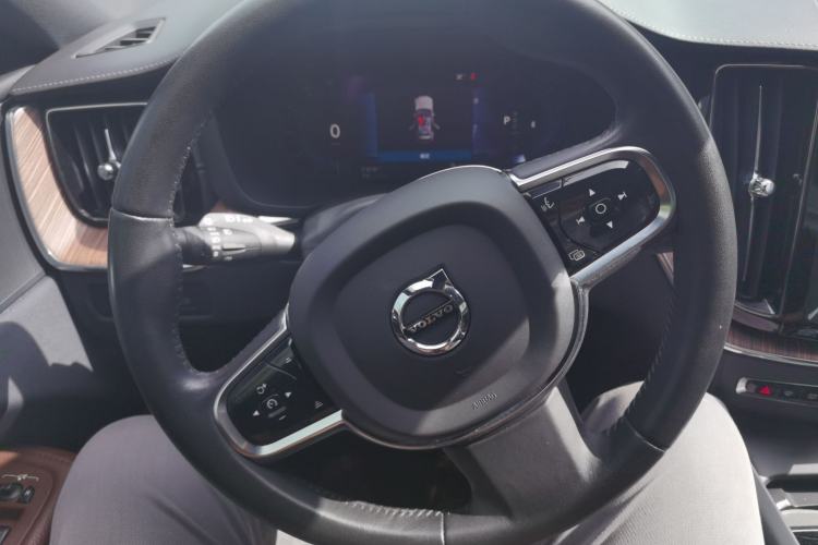 Used Volvo XC60 2022 B5 4x4 Smart Luxury Edition Steering Wheel