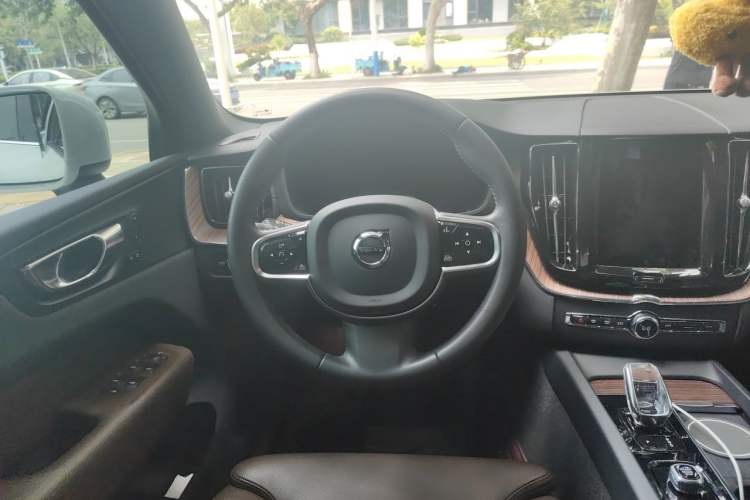 Used Volvo XC60 2022 B5 4x4 Smart Luxury Edition Steering Wheel