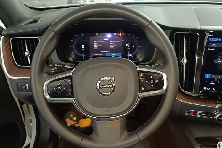 Used Volvo XC60 2022 B5 4x4 Smart Luxury Edition Steering Wheel