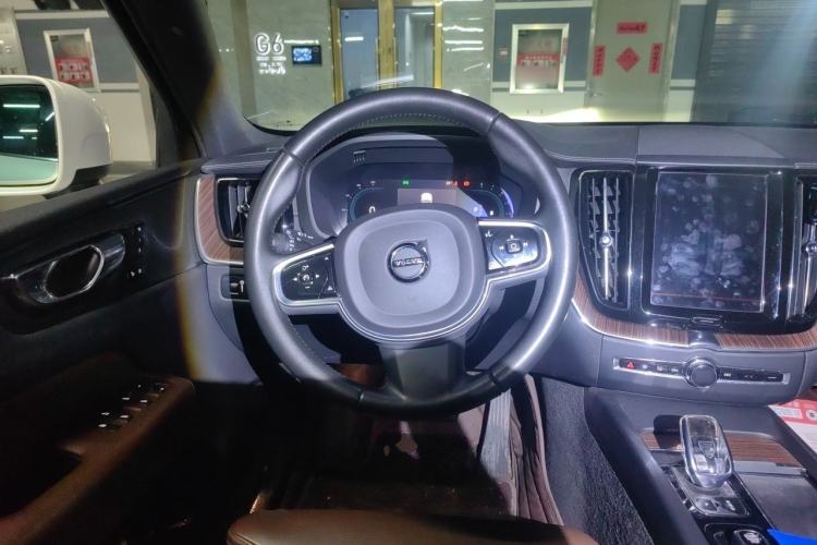 Used Volvo XC60 2022 B5 4x4 Smart Luxury Edition Steering Wheel
