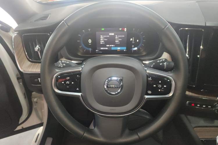 Used Volvo XC60 2022 B5 4x4 Smart Luxury Edition Steering Wheel